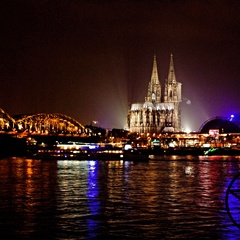 Die Atmosphäre auf dem Bild in Köln war für mich sehr berauschend und zeigt, wie schön auch nähe liegende Orte sein können. 