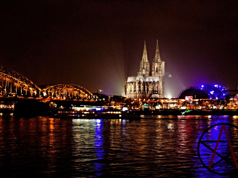 Die Atmosphäre auf dem Bild in Köln war für mich sehr berauschend und zeigt, wie schön auch nähe liegende Orte sein können. 